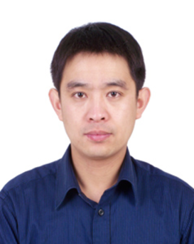 男孩穿著藍色襯衫描述已自動生成